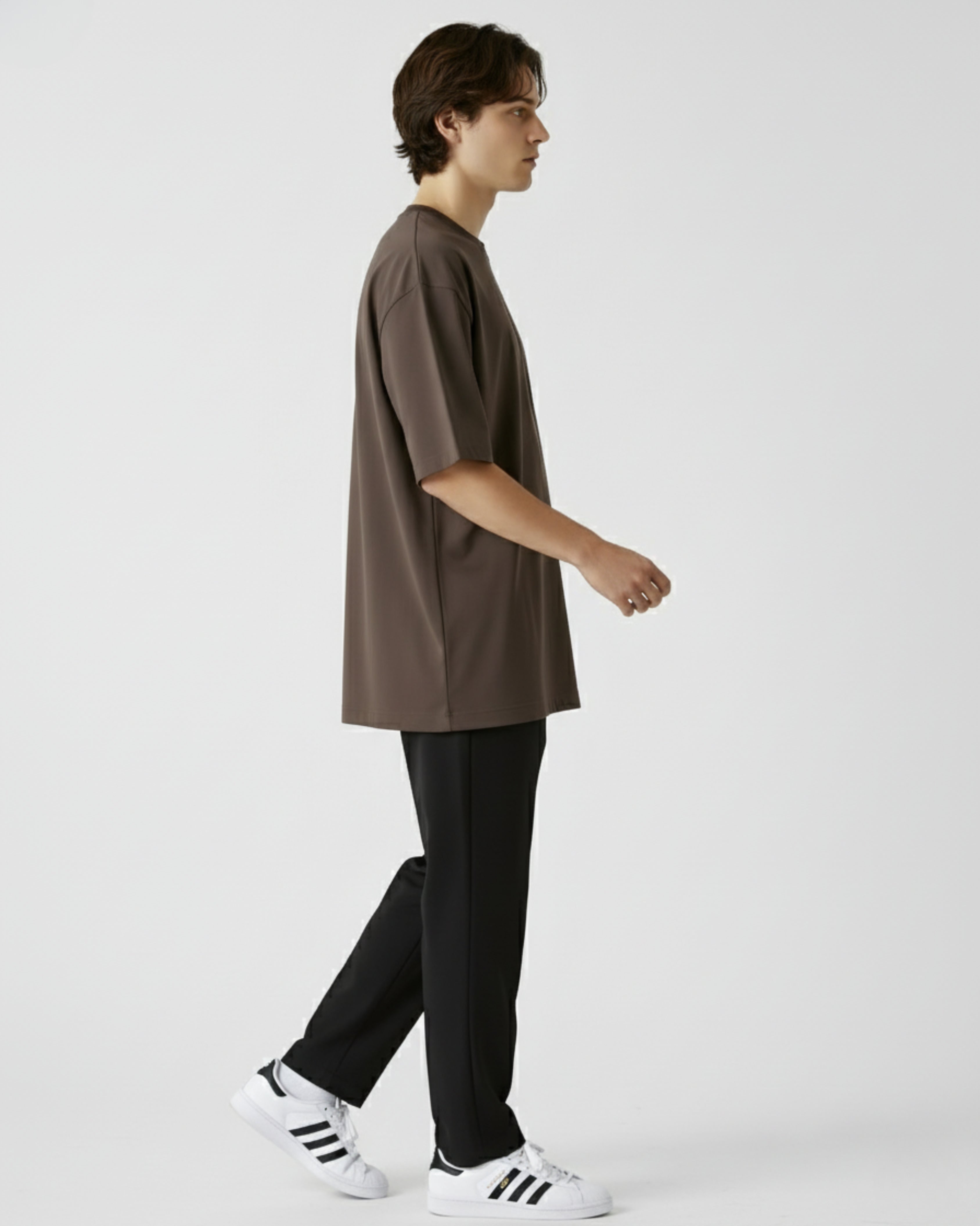 Person wearing a brown oversize t-shirt 