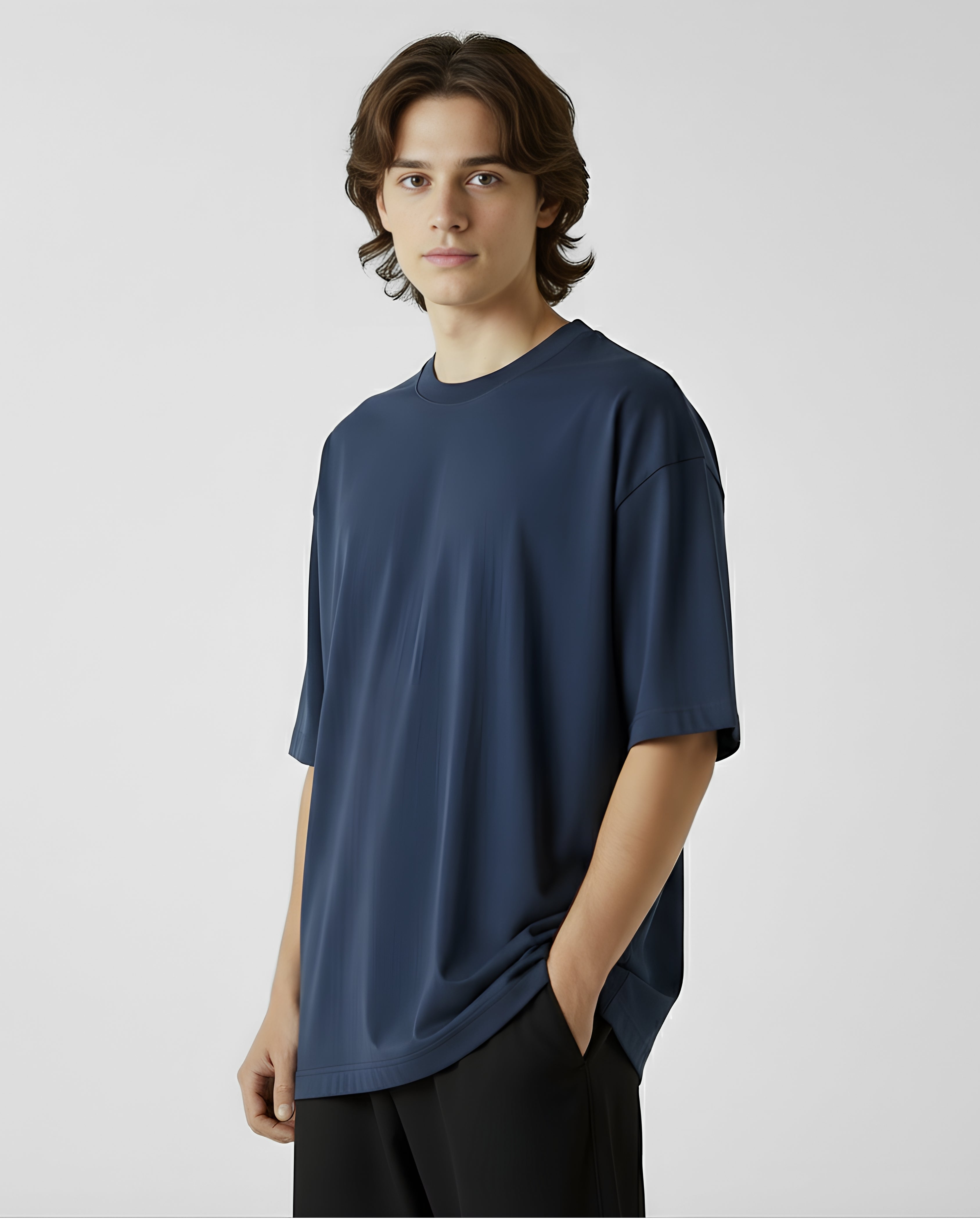 Man wearing a navyblue t-shirt against a plain background